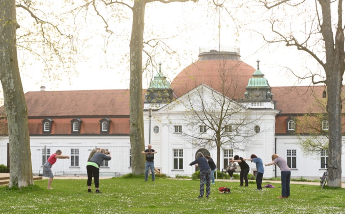 Qigong-Gruppe übt gemeinsam im Park
