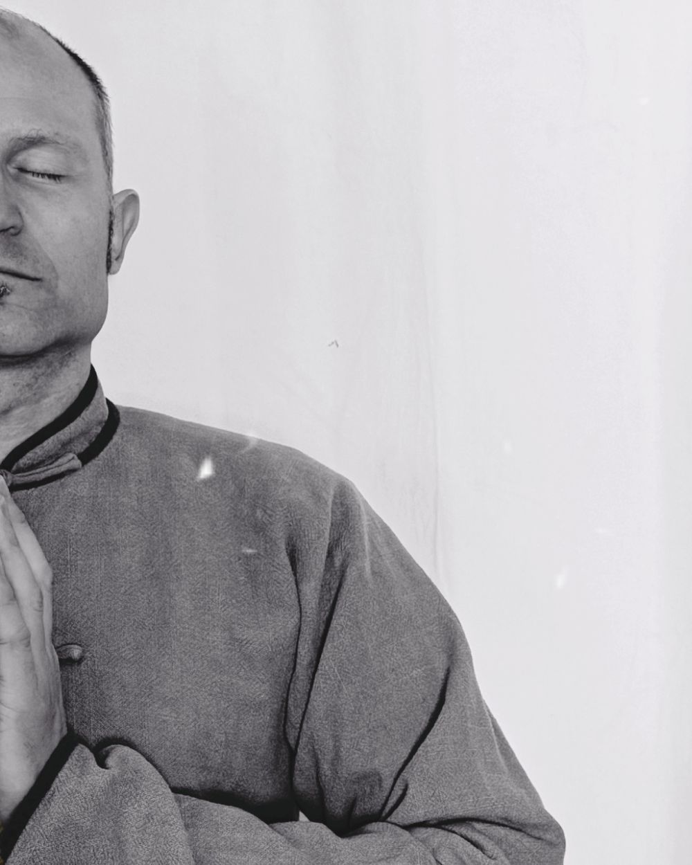 Daniel Steinbauer mit geschlossenen Augen und gefalteten Händen – Meditation in Marbach