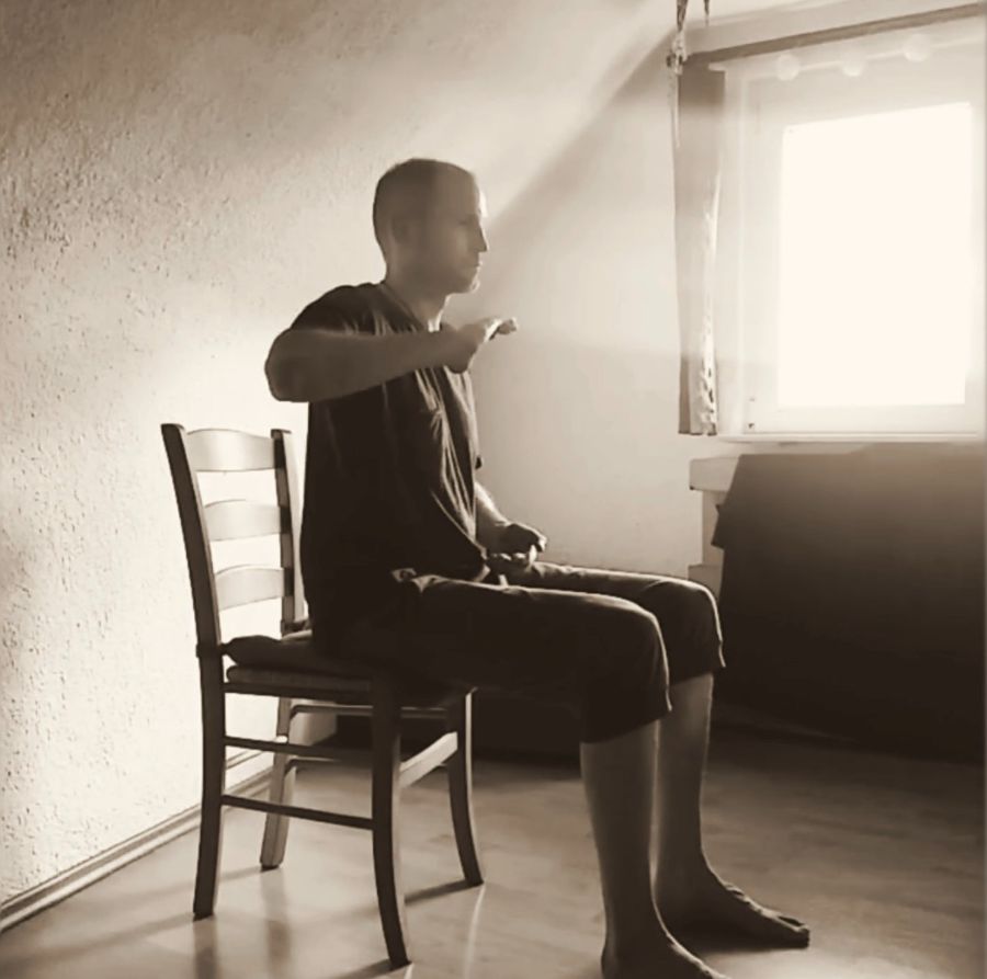 Meditation im Sitzen mit sanften Bewegungselementen