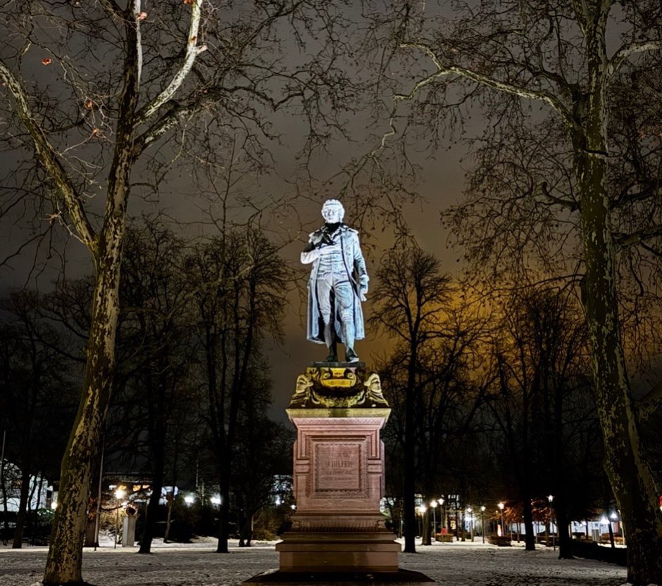 Das Schillerdenkmal auf der Schillerhöhe am Abend