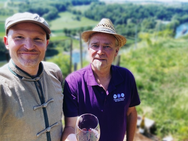 Daniel Steinbauer und Karl Schüle im Weinberg